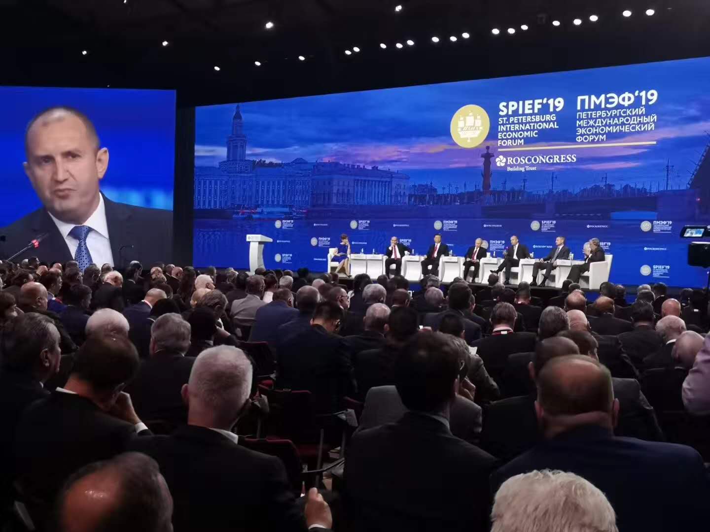 1560328379734852.jpg 圣彼得堡經(jīng)濟(jì)論壇現(xiàn)場(chǎng)1 (1).jpg